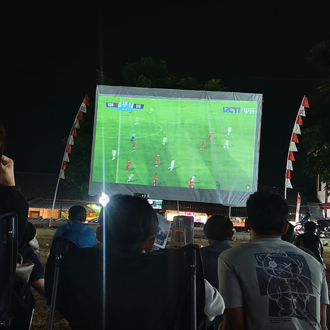 Nobar Jadi Magnet UMKM, Alun-Alun Tambakboyo Ambarawa Ramai Diserbu Warga Meski Timnas Takluk dari Vietnam