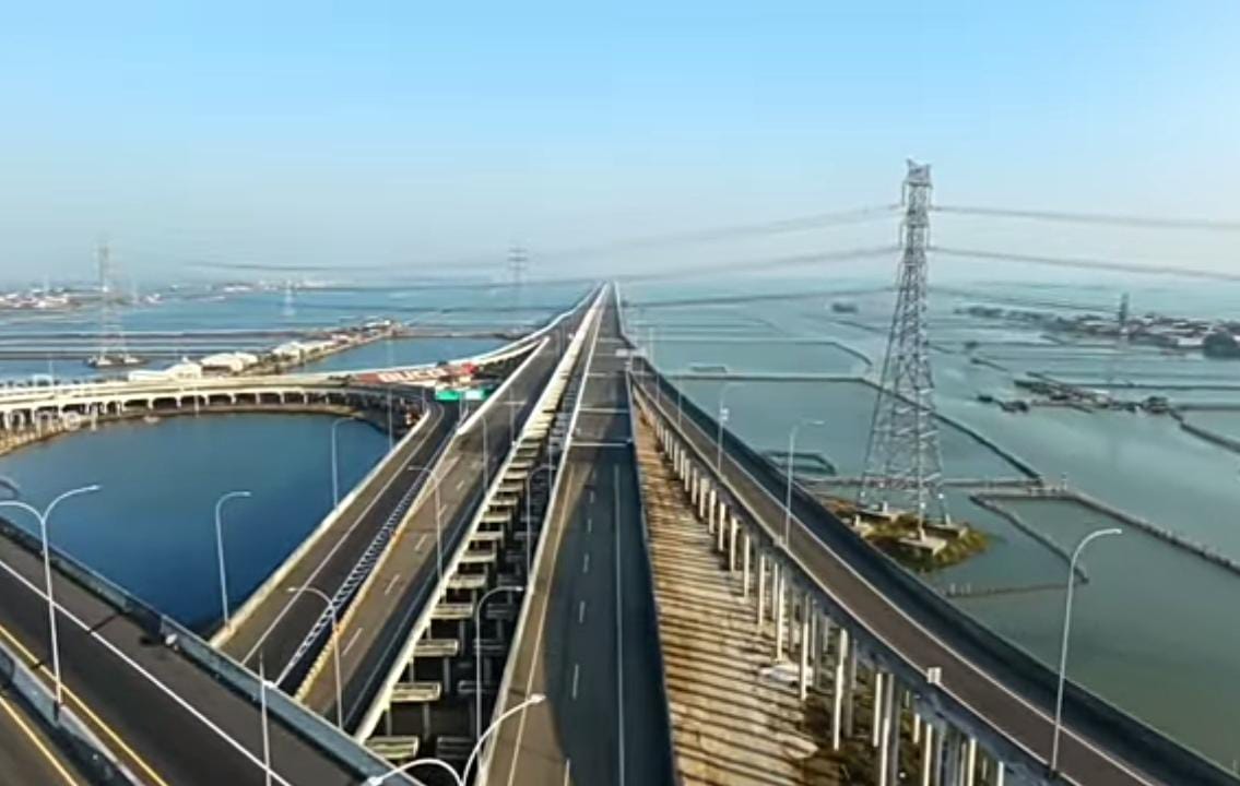 Mega Proyek Tol Semarang–Demak: Jutaan Bambu dan Ribuan Tiang Pancang Menopang Jalan di Atas Laut