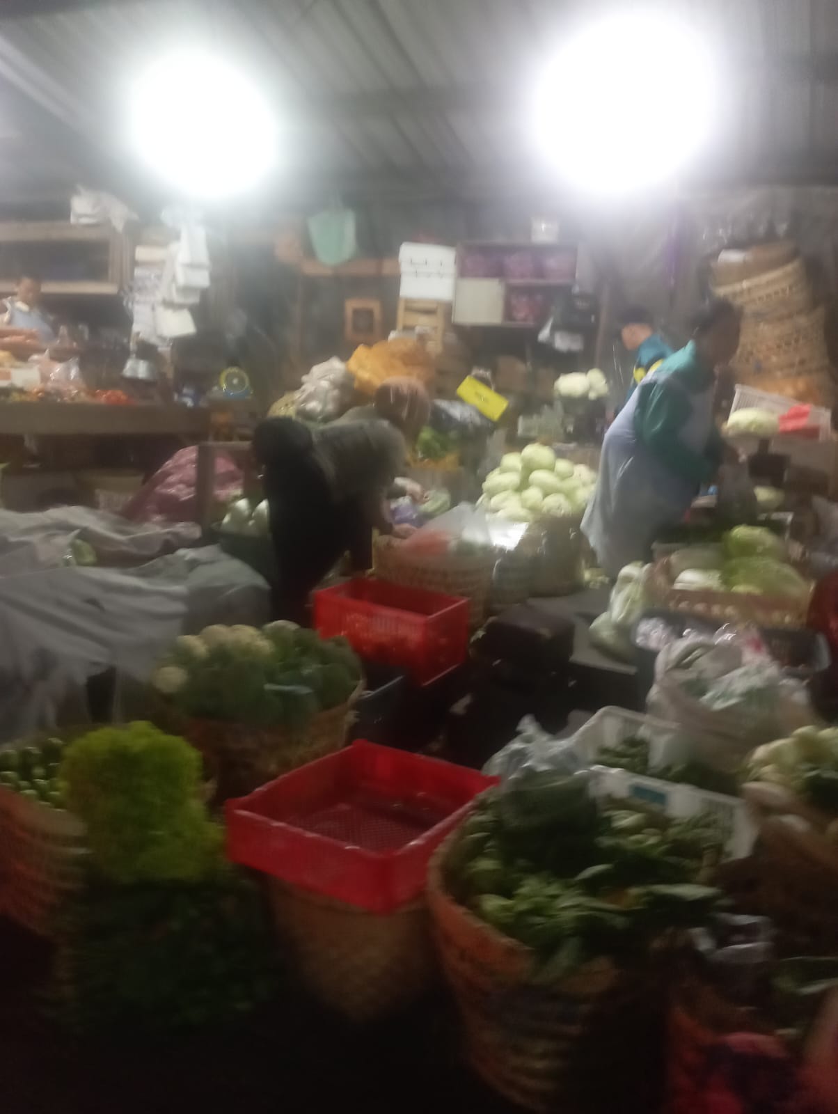 Pedagang Sayur Keliling Padati Pasar Jimbaran Sejak Dini Hari, Jadi Andalan Kulakan dengan Harga Terjangkau